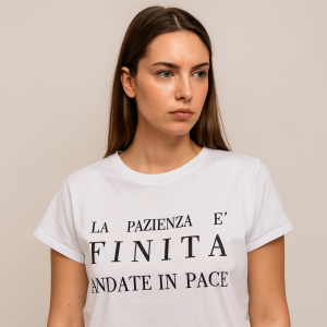 T-shirt Bianca "La Pazienza è Finita Andate in Pace"