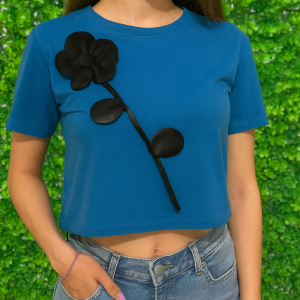 T-shirt Crop con Applicazione Floreale Nera